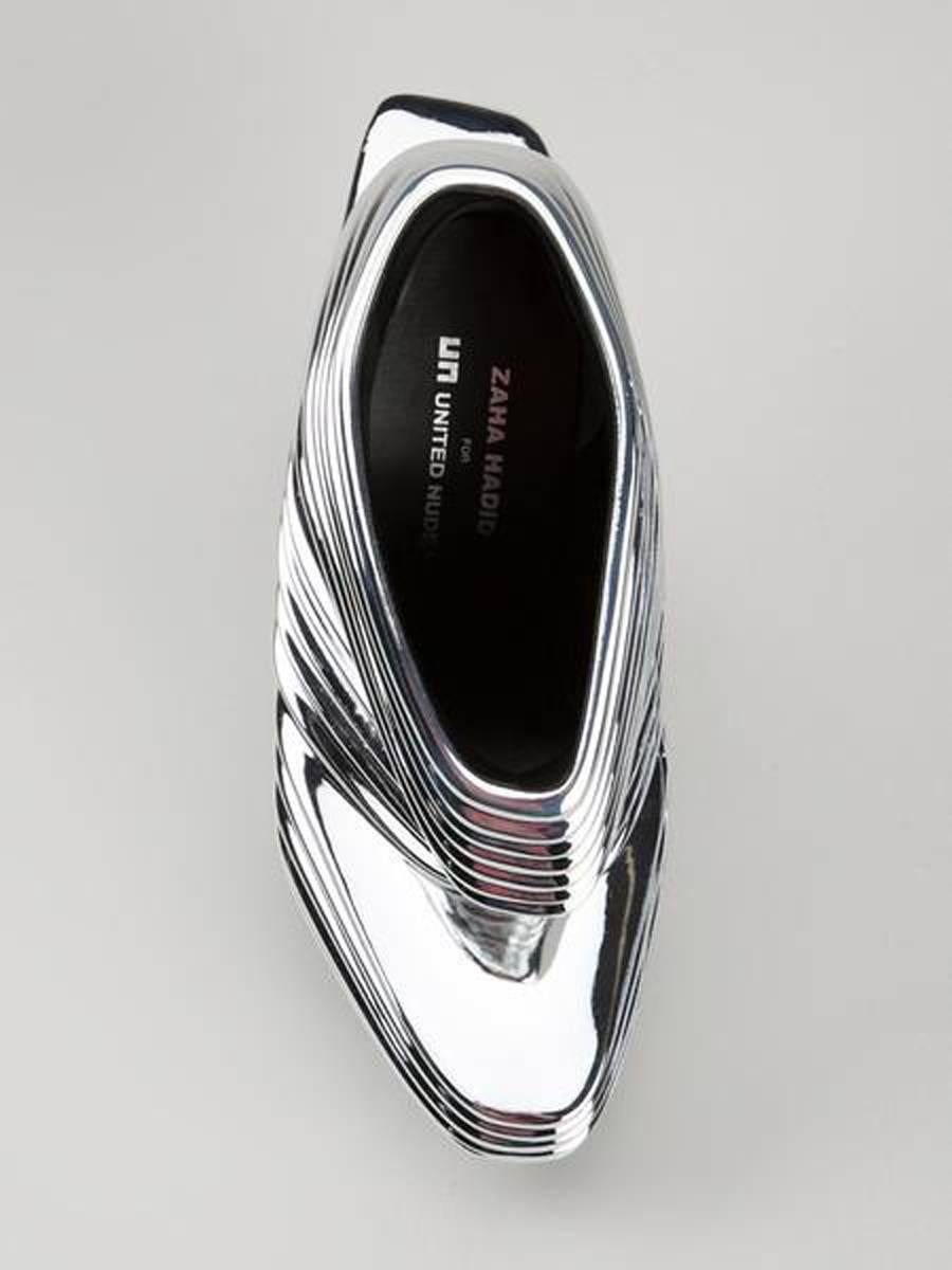 The limited edition haute couture shoe NOVA in SILVER is a collaboration of the late architect Zaha Hadid and Rem D Koolhaas of United Nude. A design statement that combines innovative material, ergonomics and Hadid’s architectural language to