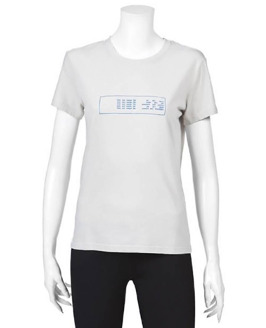 Graues, besticktes Baumwoll-T-Shirt von Undercover mit hellblauer, minimaler Textstickerei auf der Brust. Aus der Kollektion SS 2010 Weniger, aber besser. Neu mit Tags.
