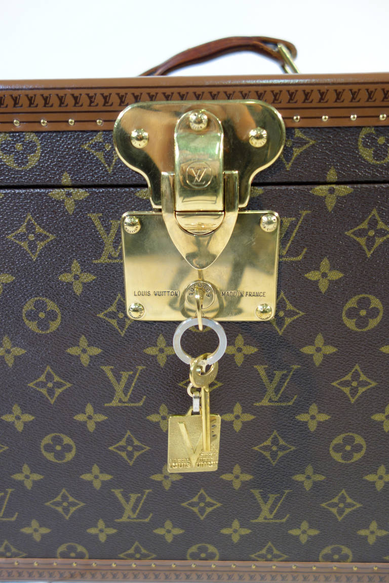 Louis Vuitton MONOGRAM 2022 SS Trunk Box Earphones Pouch (MP3273)