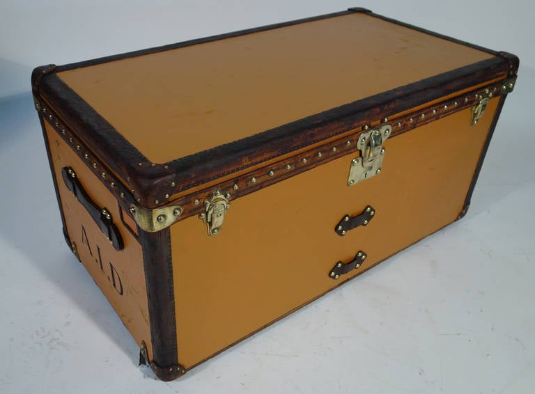 Trunk / Malle Louis Vuitton canvas orange vuitonitte 
Borders of leather 
New leather handles (fixed with nails original LV) 
2 original trays and original inside   
The canvas was recolor 
Dimensions 102 cm in length X 48 cm X 54cm deep