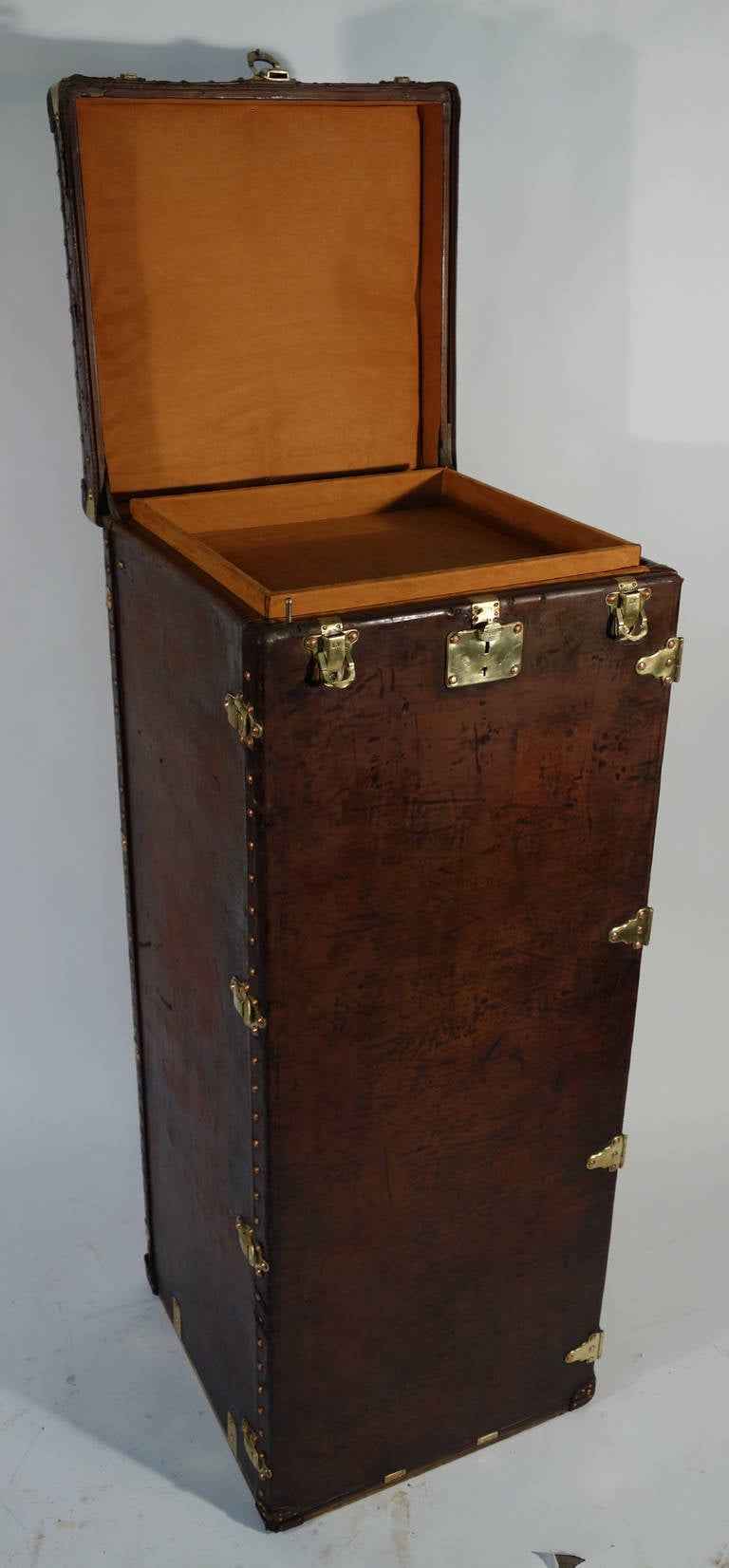 Louis Vuitton Wardrobe Leather Trunk 8 Trays  1909-1914 For Sale 3