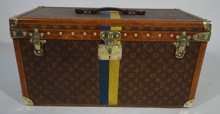 Trunk for shoes, Louis Vuitton. 
Borders lozine.
Brass jewelry. 
Monogram canvas with stencils.
Monogram E.L (first owner). 
Period: 1909-1914. 
Original inside. 
Dimensions: 63 cm wide x 36 cm high x 33 cm deep.

All the trunks we sell