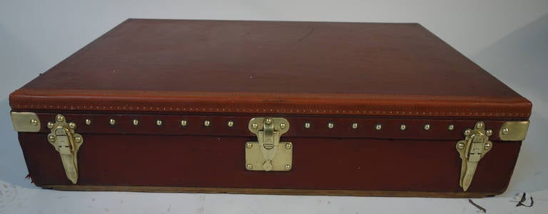 Rare car trunk red coated canvas. 

Handles, lock and brass clasps 
Brass Handel  for fixe the trunk on car . 

original inside  with tray  

Perfect on the luggage rack of a great old vehicle 

Placed on four wheels, for example, the trunk