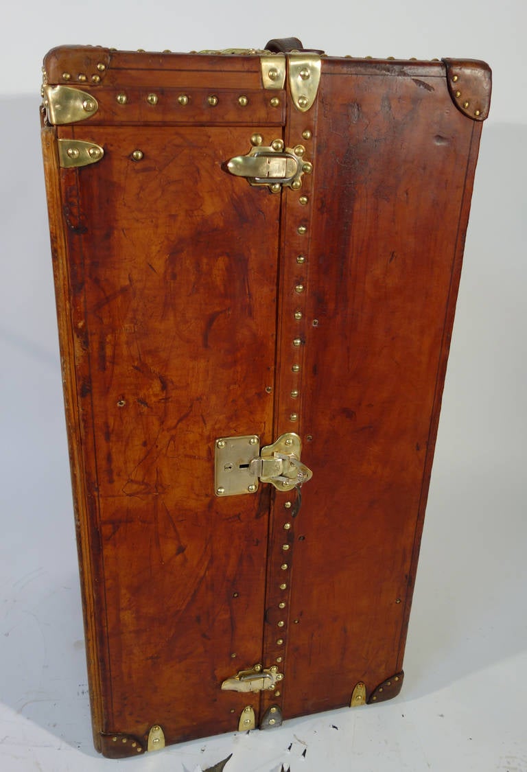 Wardrobe, Louis Vuitton natural leather trunk  . 

The trunk has brass jewelry. 

The left side can open 

Right 6 drawers, a wardrobe and left the suitcase for  shoes 

The trunk has been restored, but is in nice condition 

Nevertheless,