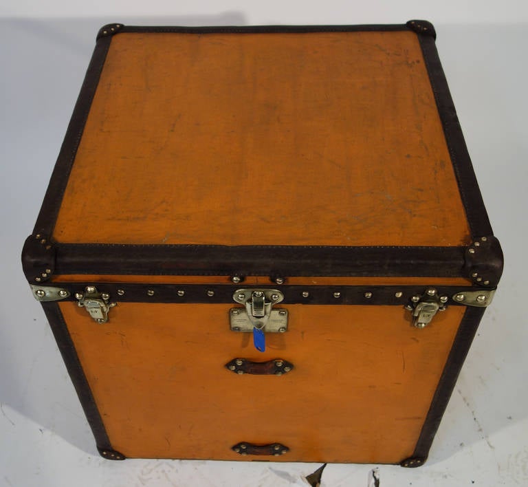Louis Vuitton woman Hat trunk 1930s 
The entire trunk is in its original configuration, Sold as is 

- Lock, brass clasps 

- Handles leather (repeat and changed ) 

- Inside: original  Hat Tray 

Dimensions in cm 66 cm wide x 64 cm high x