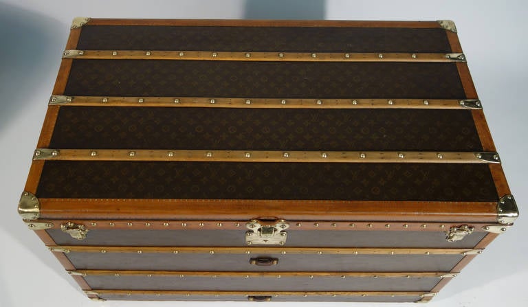 Louis Vuitton trunk high post very large (rare) 
- Toile monogram stenciled 
- Jewellery brass (lock , hasp ) 
- Leather handles (original) 
- Lozine border
- Interior with 2 trays  (original) 
Dimensions in cm: 110 cm wide x 71 cm high x 61