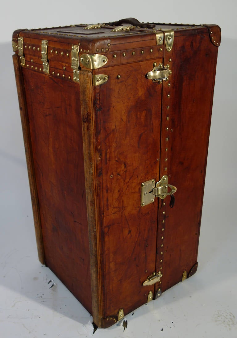 Louis Vuitton leather trunk 1940  / malle  armoire In Fair Condition For Sale In Haguenau, FR