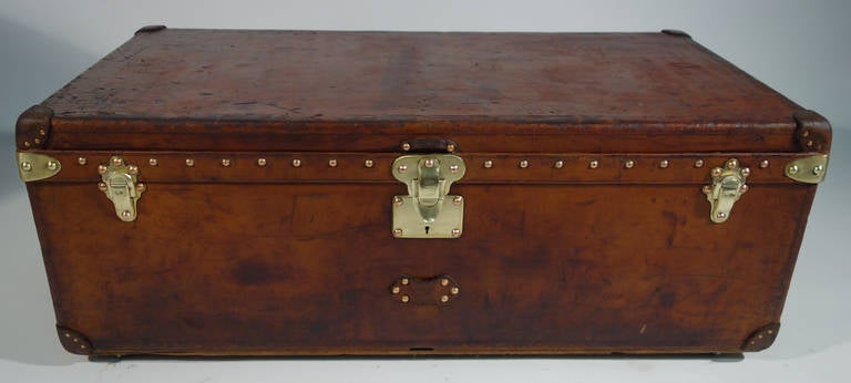 Louis Vuitton cabin leather trunk.

Monogram N.V (first owner).

Copper nails and brass nails.
Original leather handles.
Original interior (a few spots on the bottom).
Four original metal wheels.

Dimensions: 111 cm width x 39 high x 58