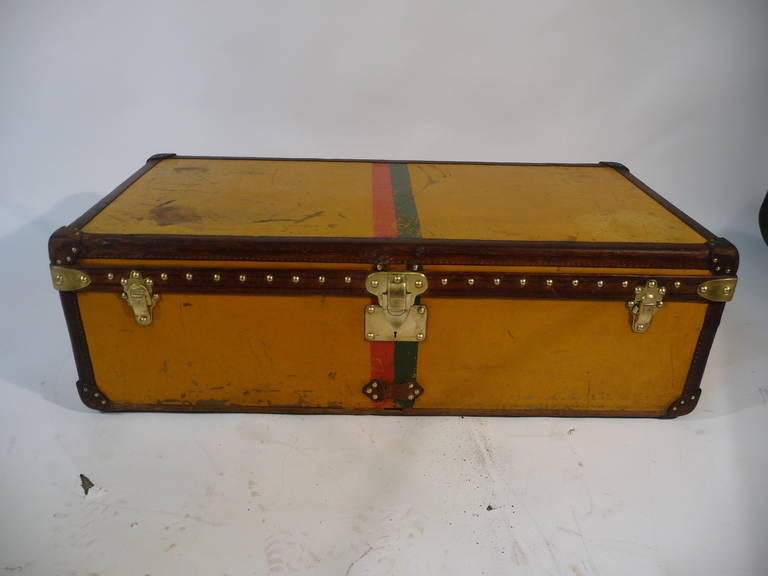 Cab Louis Vuitton trunk. 

Originally, this was certainly a trunk orange Vuittonitte. 

The sun, time has taken its toll and the dominant color is the yellow vuittonitte. 

Hasp clasp is missing. 

- Jewellery Brass (Clasp , lock). 
-