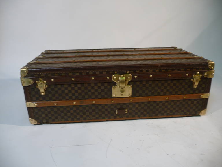 Louis Vuitton Cabin Damier  Trunk 1900's

- Finish in 1st choice, borders leather, brass handles. 

- Chassis original interior. 

This trunk is in perfect original condition 

Dimensions CM: 100 X 50 X32 

Indicator: C 

Malle produced