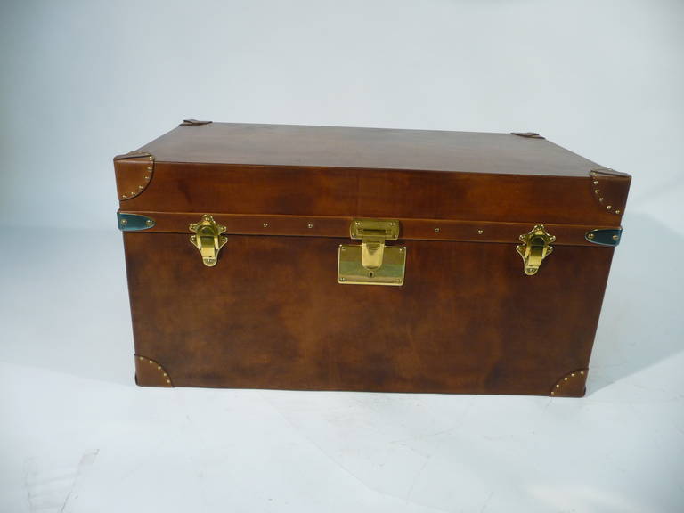 100% leather trunk. 

- Leather corner handmade.
- Made of poplar, covered with natural cowhide.
- Jewellery solid brass. 
- Locks with key.
- New and wrapped interior with suede or alcantara.

Size in cm 81 X 41 X 45.

All the trunks we