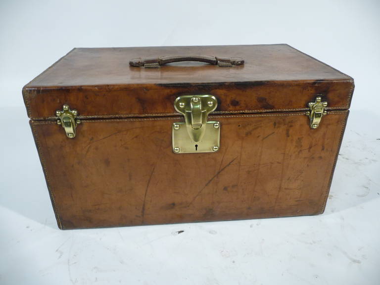 Beautiful and rare small  leather trunk.

- Handle leather.
- Hand sewing.
- Lock and solid brass clasp.

Original interior.

Dimensions in cm: 50 long X 30 cm X 35 cm deep.

All the trunks we sell have been cleaned or restored by the