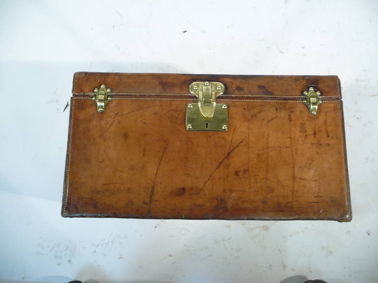 Louis Vuitton Small Leather Trunk, 1900s For Sale 2