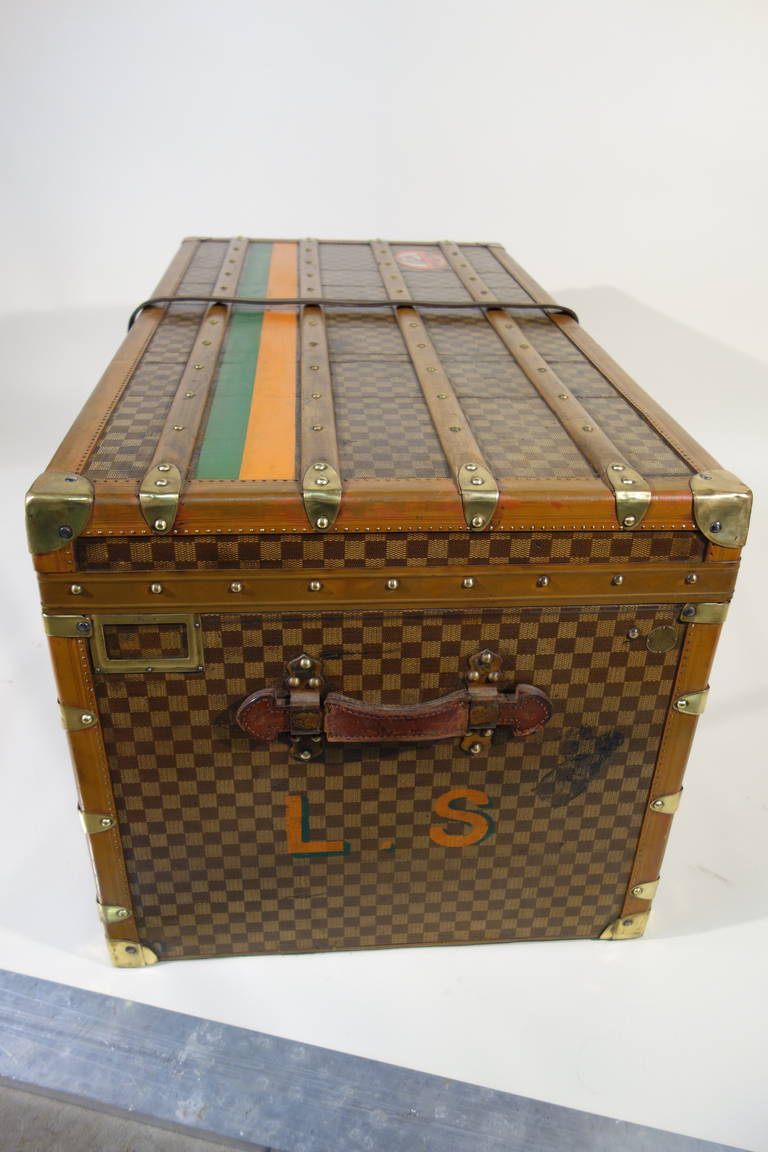 Steamer trunk from  Moynat of 6 December 1918 (Date print on label ) 

- Coated canvas Square 

- Handles Leather 

- Locks brass (Moynat type) 

- Interior with 2 original frame 

Dimensions in cm 110: Long X 56 high X 58 deep

All the
