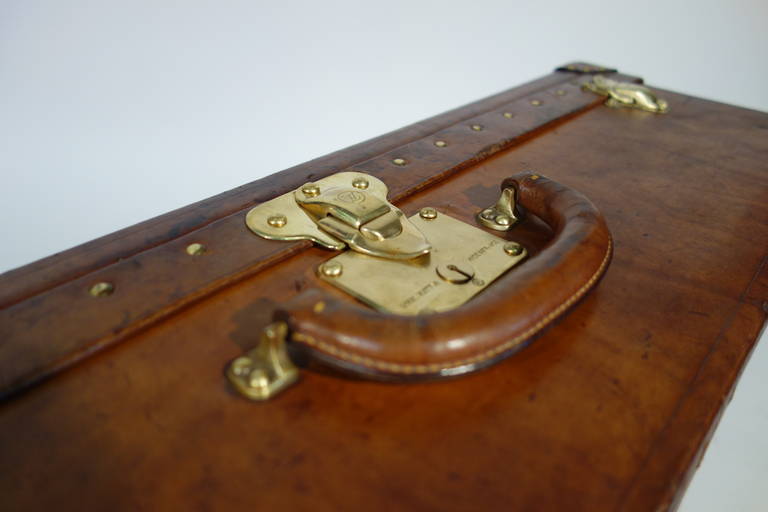 20th Century Louis Vuitton Leather Suitcase Intérieur Camphor 1920s / Valise Cuir