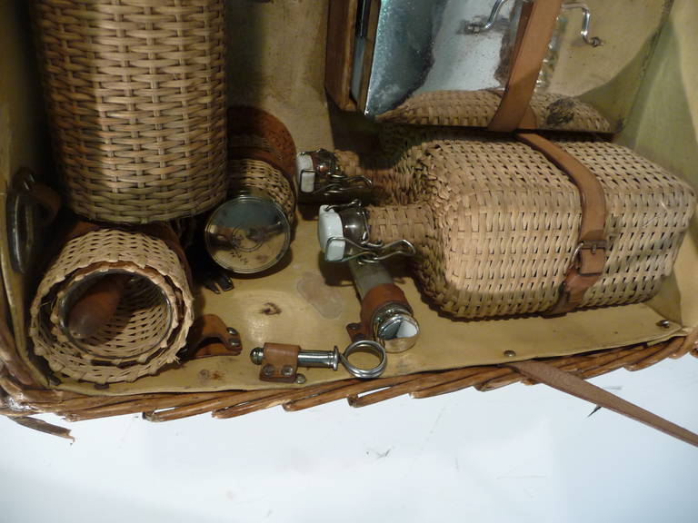 Basket Wicker Picnic Trunk for 12 Guests 1930s or Malle Pique-Nique In Good Condition For Sale In Haguenau, FR