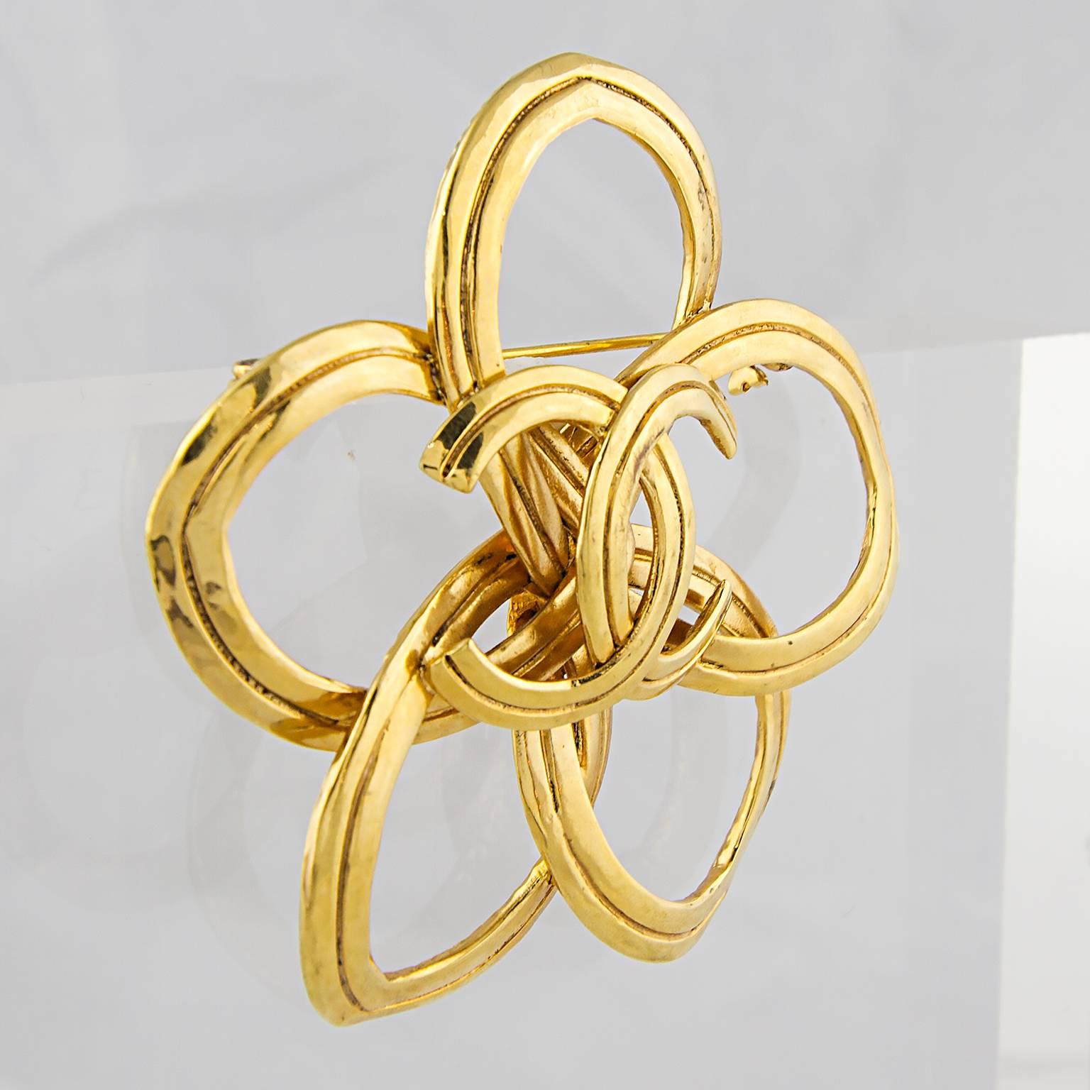 Chanel abstract brooch featuring CC logo and interlinked ovals.
High carat gold plated metal.
Made in France in for the Spring 1996 Collection.
