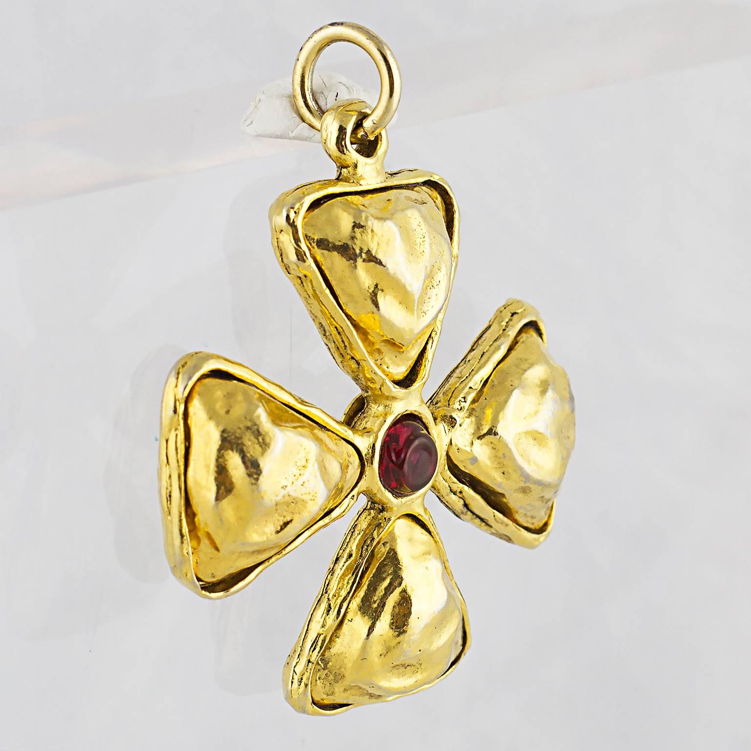 Chanel 1980's Pendant in the form of a Maltese Cross.
In high carat gold plated metal with glass Gripoix Detail.
Made in France in the 1980's.
Perfect worn on a chain or velvet chocker!