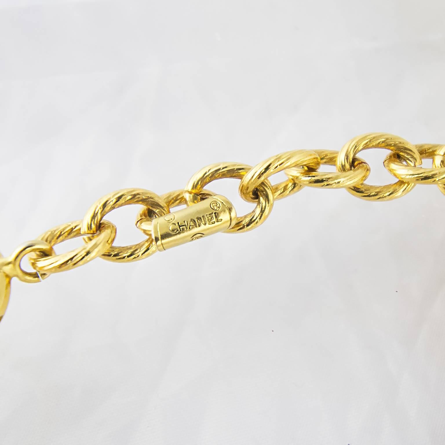An unusual Chanel chain necklace with bow detail.
Made from high carat gold plated metal in the 1980's.
In an excellent condition and fully signed.
Please note that the length of this necklace is fairly short and will therefore sit on the