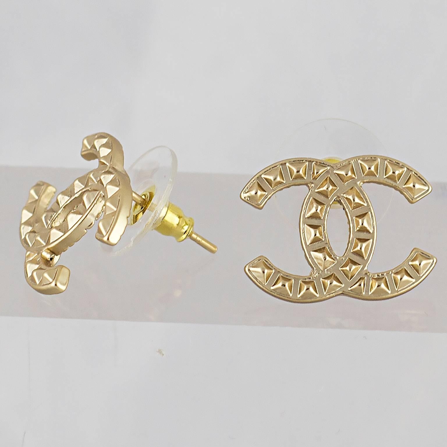 Chanel CC logo earrings for pierced ears.
Made in France for the Autumn 2016 collection.
Fully signed.
In a great condition.
Don't hesitate to contact us with queries and image requests.