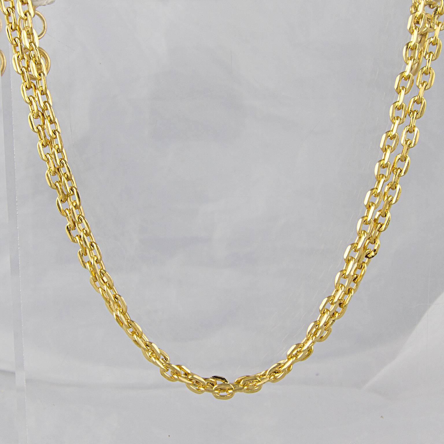 A high carat gold plate delicate Givenchy double chain necklace.
Made in the 1990's.
Fully signed. 
In a perfect condition. 
Don't hesitate to contact us with any queries or image requests.