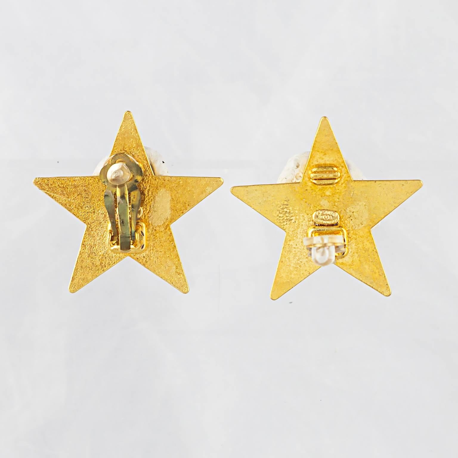 A pair of Chanel CC clip-on star earrings in gold plate and enamel.
Made for the Autumn collection 2000.
Fully signed. 
In a great condition.
Don't hesitate to contact us with any queries or image requests.