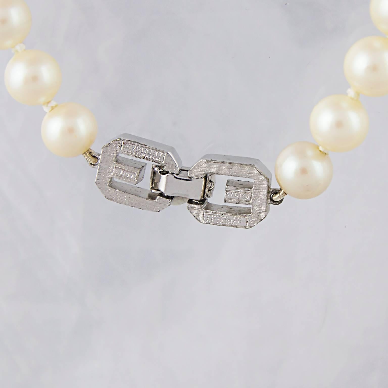A long Givenchy faux pearl necklace with crystal GG clasp.
Very elegant in the Art Deco Gatsby style.
Made in the 1990's.
Fully signed. 
In a perfect condition. 
Don't hesitate to contact us with any queries or image requests.