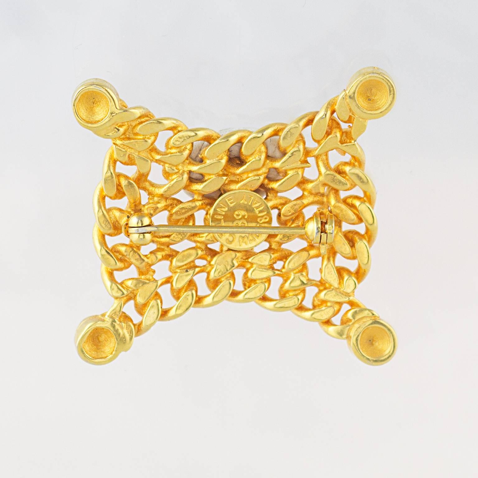 A fashionable Celine Paris logo brooch in high carat gold plated metal.
Made in 1989.
Fully signed. 
In an excellent never worn condition. 
Don't hesitate to contact us with any queries or image requests.