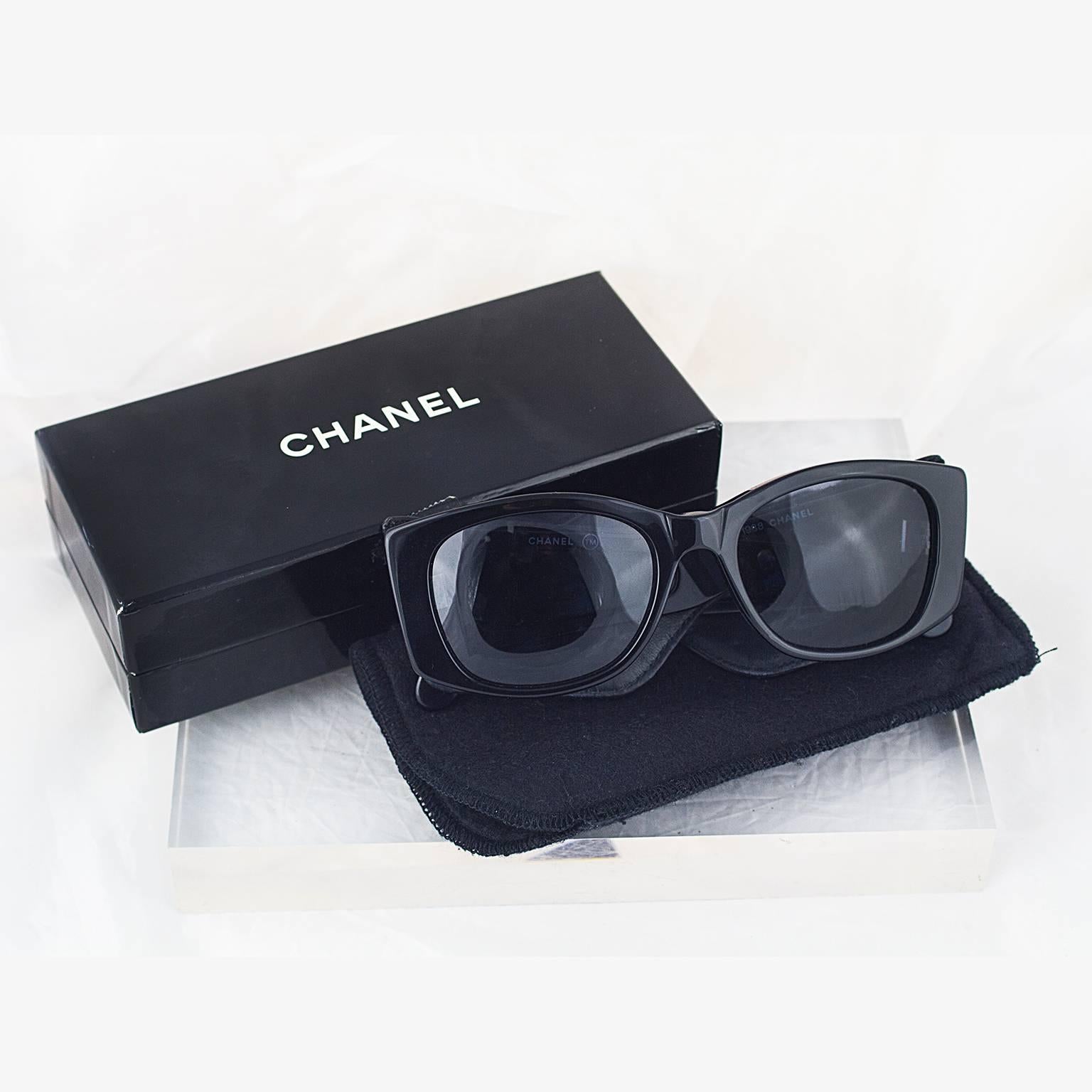 Chanel Famous Leather Wing Sunglasses, 1980s In Excellent Condition For Sale In London, GB