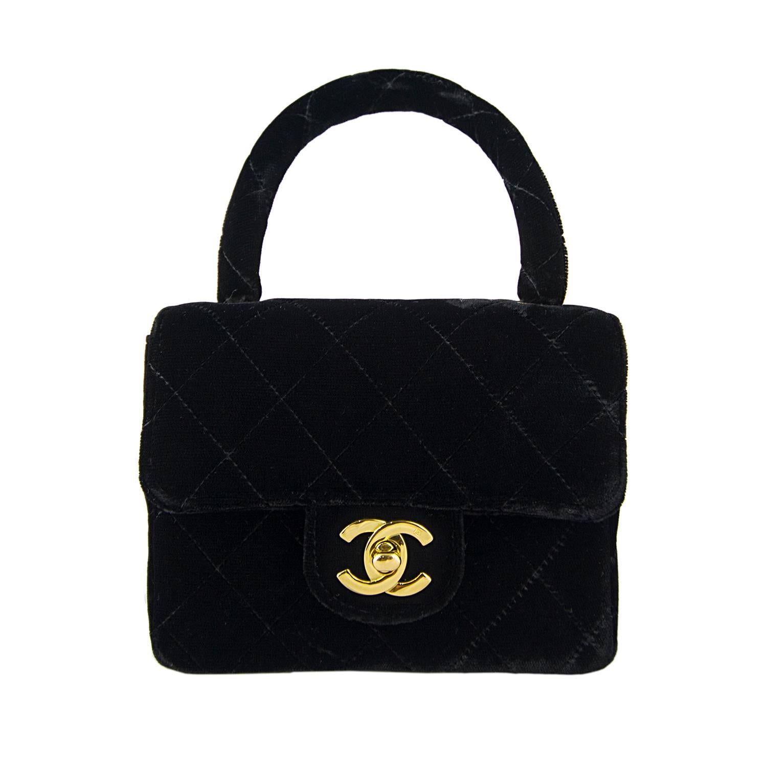 Rare Chanel black velvet double Kelly bag.
With original CC 'bolt'.
Can be detached to give 2 bags.
High carat gold plated hardware.
Made in Italy in 1994 with serial sticker. No card.
Don't hesitate to contact us with queries and image requests.