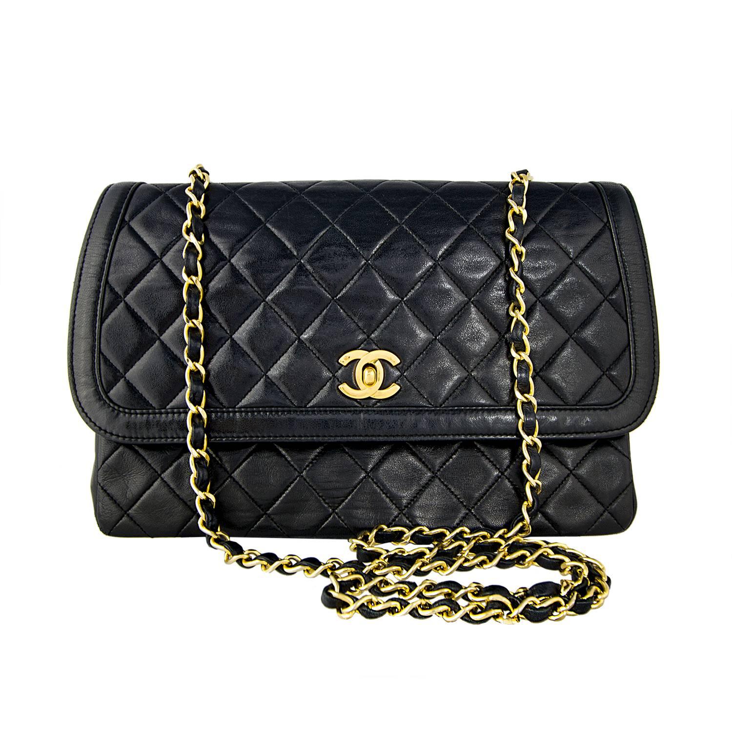Chanel black quilted black lambskin mademoiselle flap bag and integral purse.
It is very rare to have the original purse still in place.
High carat gold plated hardware.
Made in Italy in the 1990's.
Serial number present and card.
Don't hesitate to