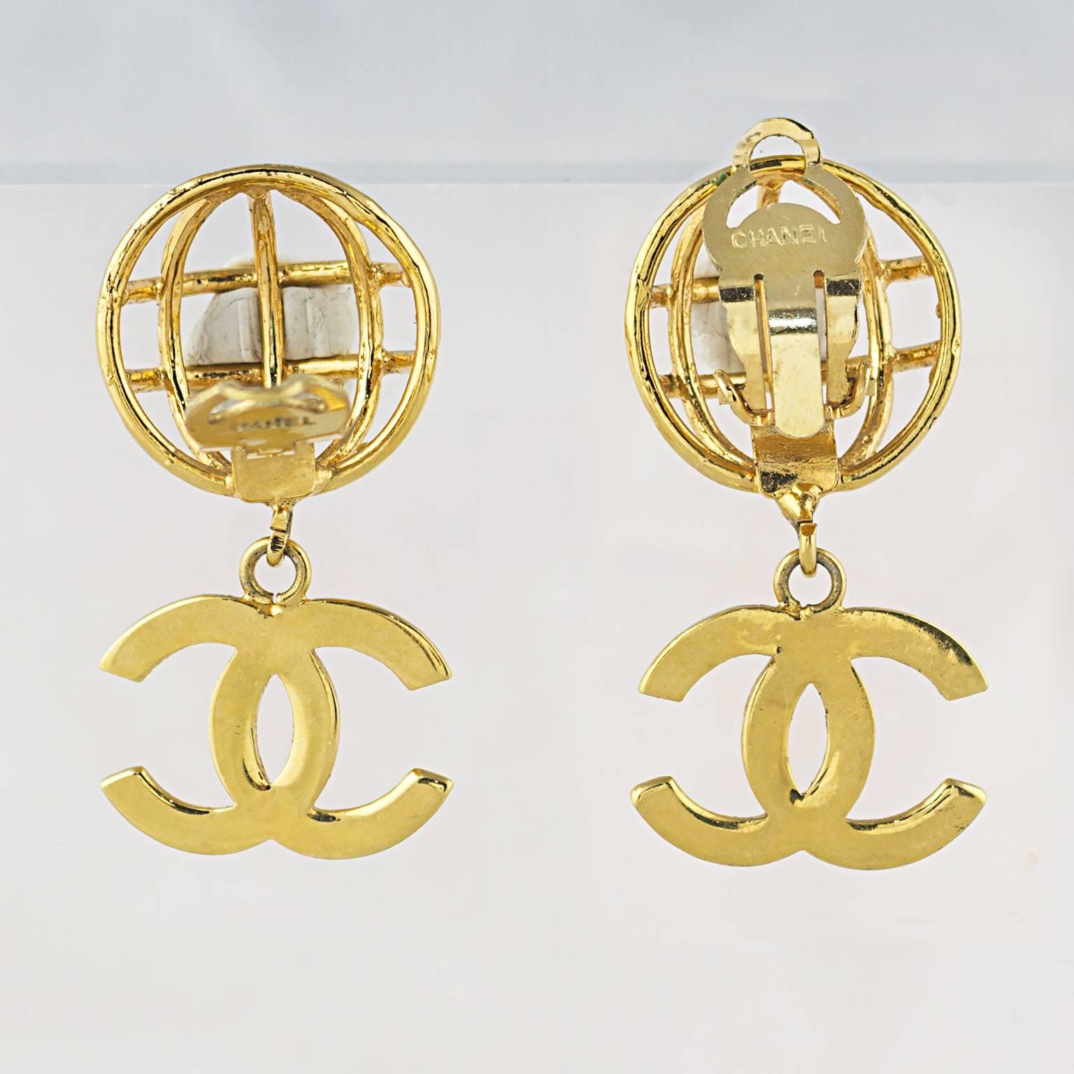 A pair of sought after, collectable Chanel clip-on cage earrings in gold plate.
Made in the 1980's.
Fully signed.  
In an exceptional condition. 
Don't hesitate to contact us with any queries or image requests.