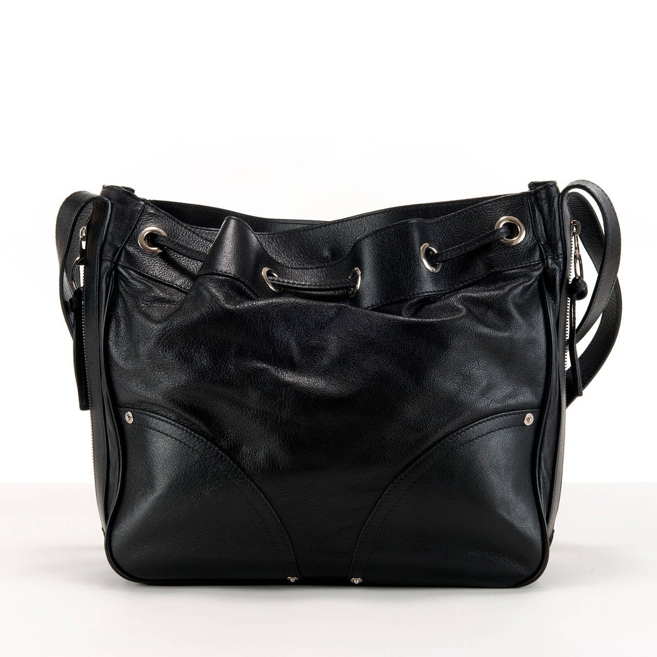 This fantastic Jet Black Mulberry Bag is a true utility piece. It will cope easily as your weekend travel bag or equally as a very smart shoulder or cross body bag. Made in super soft lambskin, hand-made by English craftsman and finished with silver