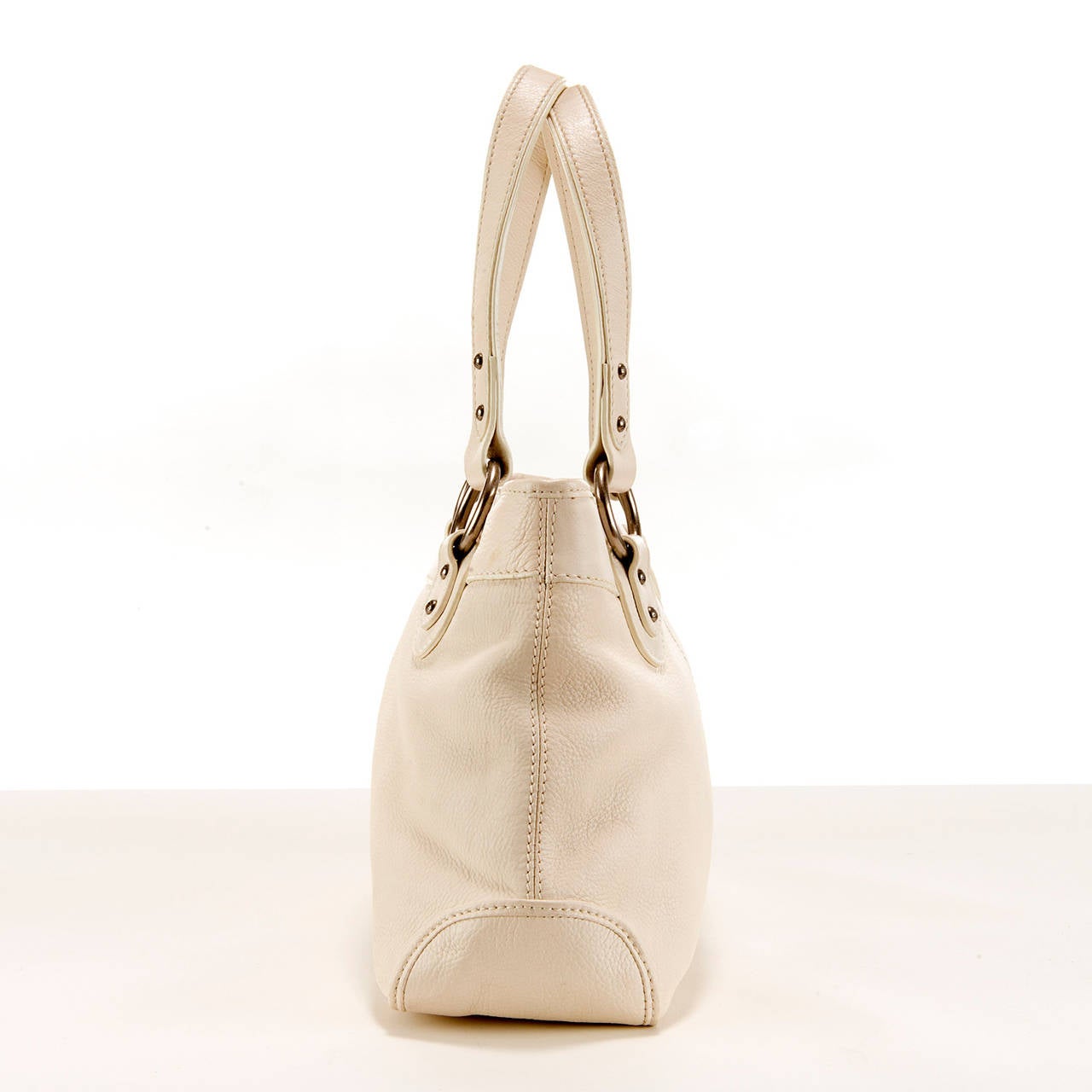 This Jaeger of London, Large Cream coloured Tote, is made in soft, grained calfskin, with silver palladium hardware. In 'New-unused' condition, this bag is a great addition for your Spring/Summer wardrobe and will complement lots of different