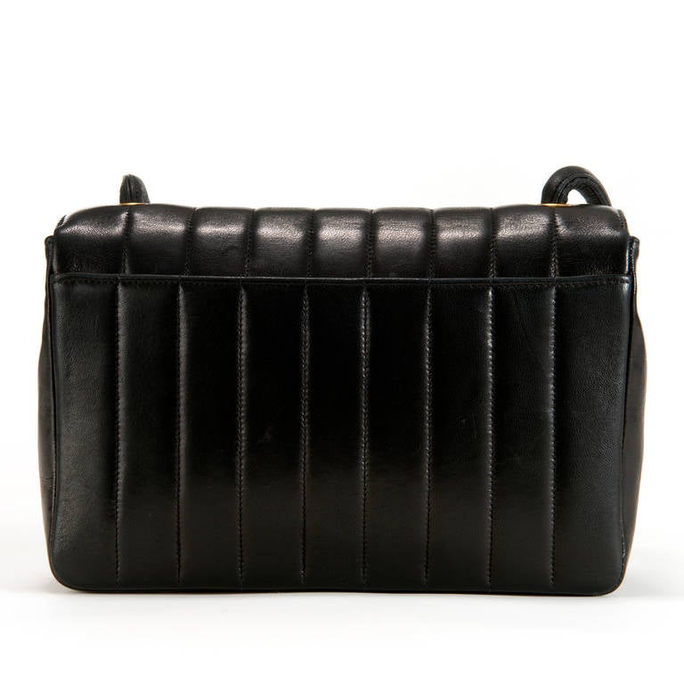 This beautiful Black Chanel bag is just so elegant and sophisticated. A great formal bag for that special occasion or for that everyday professional look. Its in super condition. made in lambskin, the exterior has a fitted open pocket to the back,