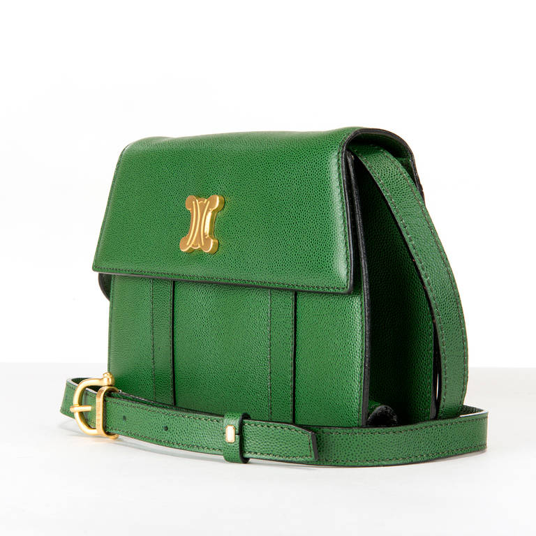 This delightful, rare Celine Handbag has an open pocket to the rear and the fresh green colour contrasts beautifully with the iconic double 'C' logo, goldtone clasp. With it's removable strap it can be worn either as a shoulder bag or a clutch. The