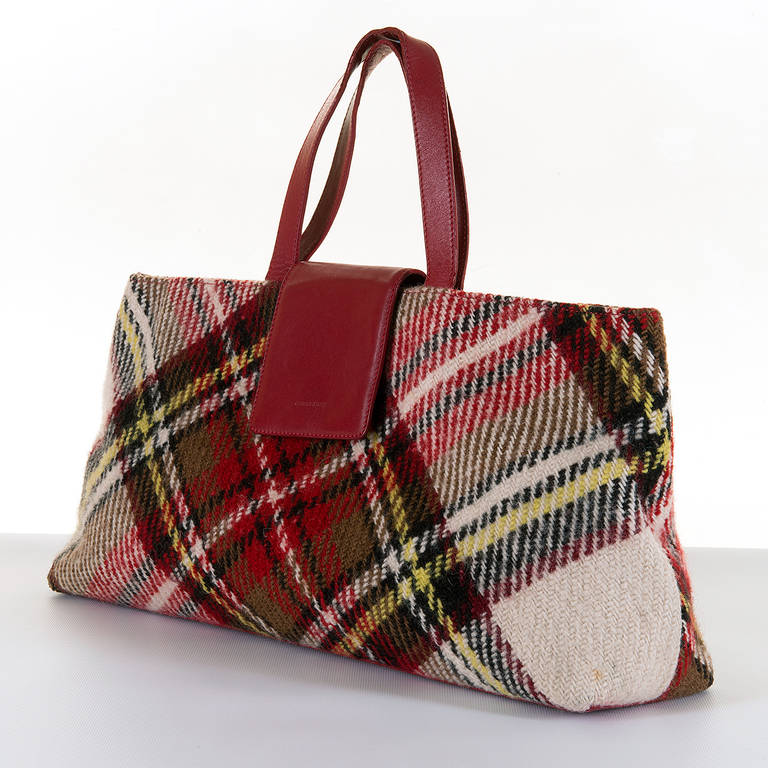 The very best from this iconic London Store. This eye catching Burberry Bag is beautifully made and in great condition and can be worn with jeans or your best frock !!