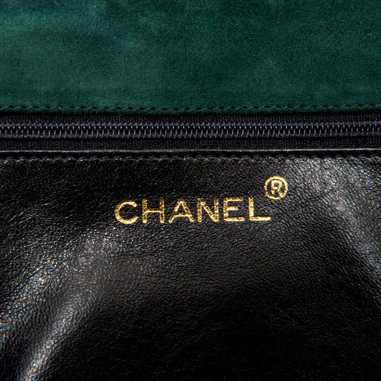 An elegant Chanel Quilted Suede Clutch Bag in 'Forest Green' In Excellent Condition In By Appointment Only, GB