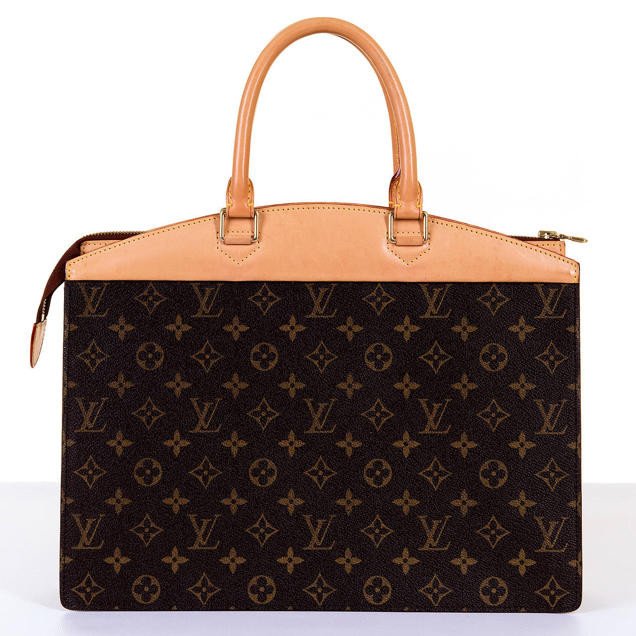 This exquisite Louis Vuitton 'Sac Riviera' bag was a special order bag, with personalised detail, such as the washable fitted beige toile interior and the exterior full-width pocket. The beautiful natural box leather trim is complemented with gold