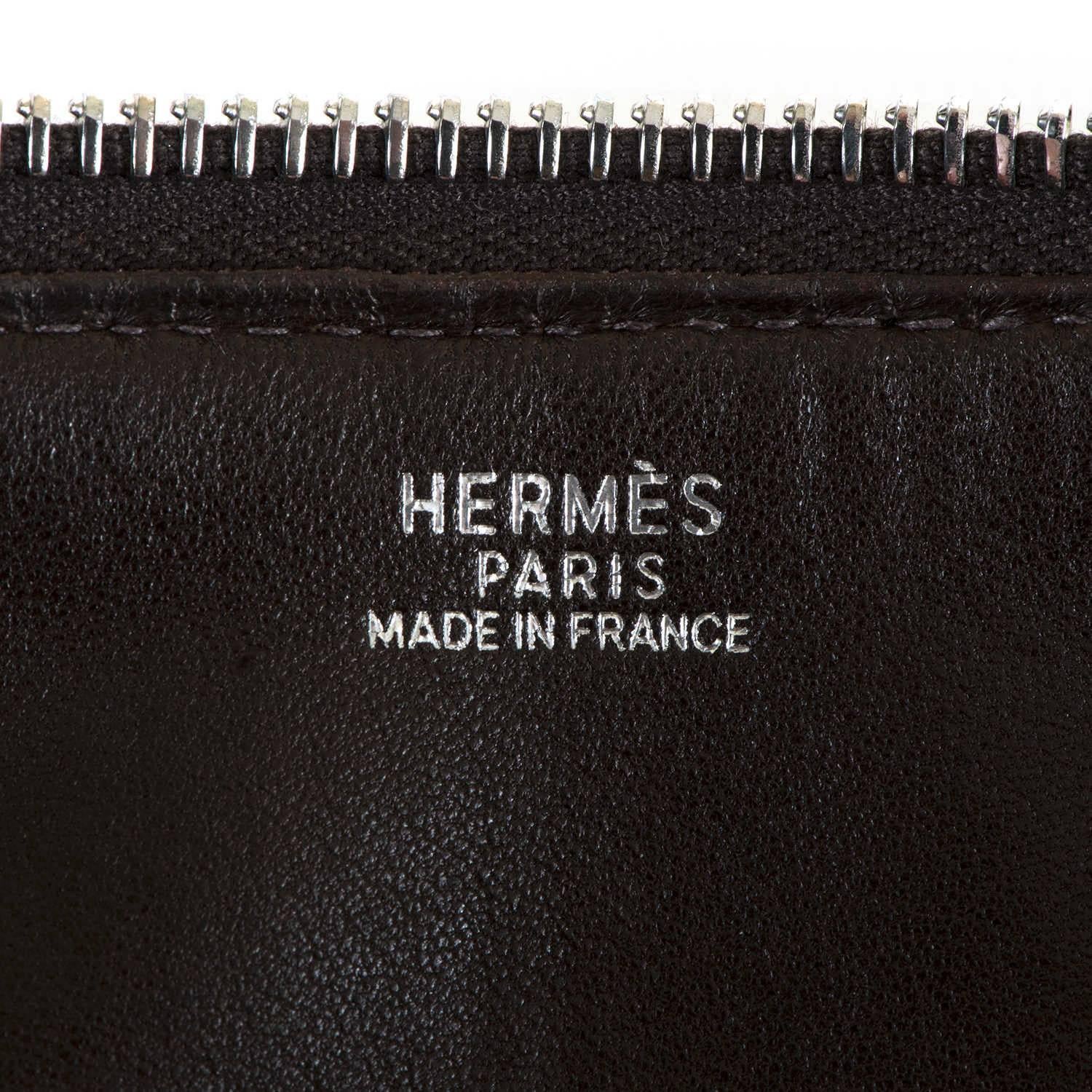 SO SO USEFUL ! A very Chic Hermes 'Trousse' for all your essential accessories. In 'As-New' condition, inside & out, this very rare find will sit perfectly inside your Hermes 35 cm Birkin or 32 cm Kelly Bag. A great Xmas present.