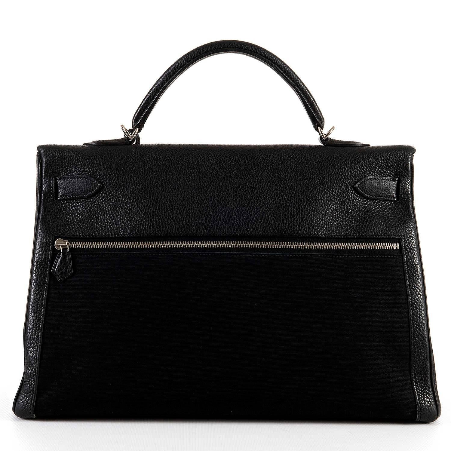 The Hermes Kelly 'Lakis' Bag is a unique take on the classic, famous and always fashionable Kelly style. Originally created exclusively for Jackie Onassis, the Lakis bag is very rare and highly collectable. The 'Lakis' has updated the demure Kelly