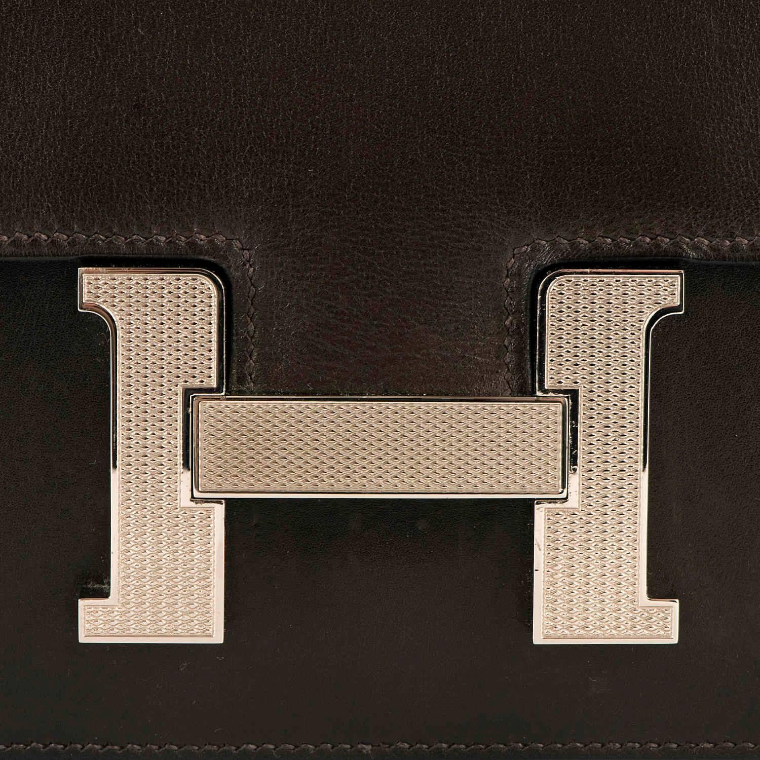 Women's  Tres Chic Limited Edition Hermes 23cm Ebene Box Leather Constance Shoulder Bag For Sale