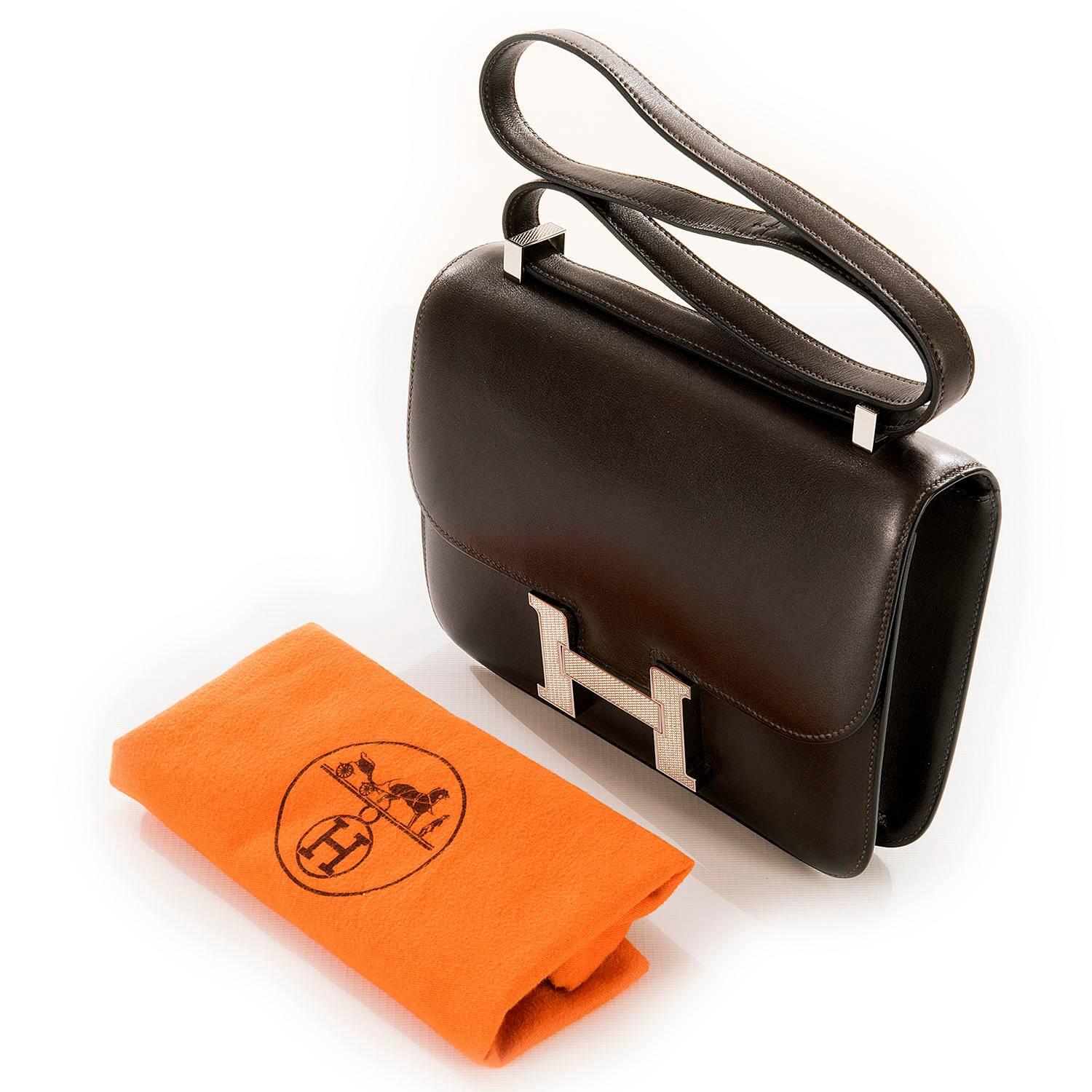  Tres Chic Limited Edition Hermes 23cm Ebene Box Leather Constance Shoulder Bag For Sale 3