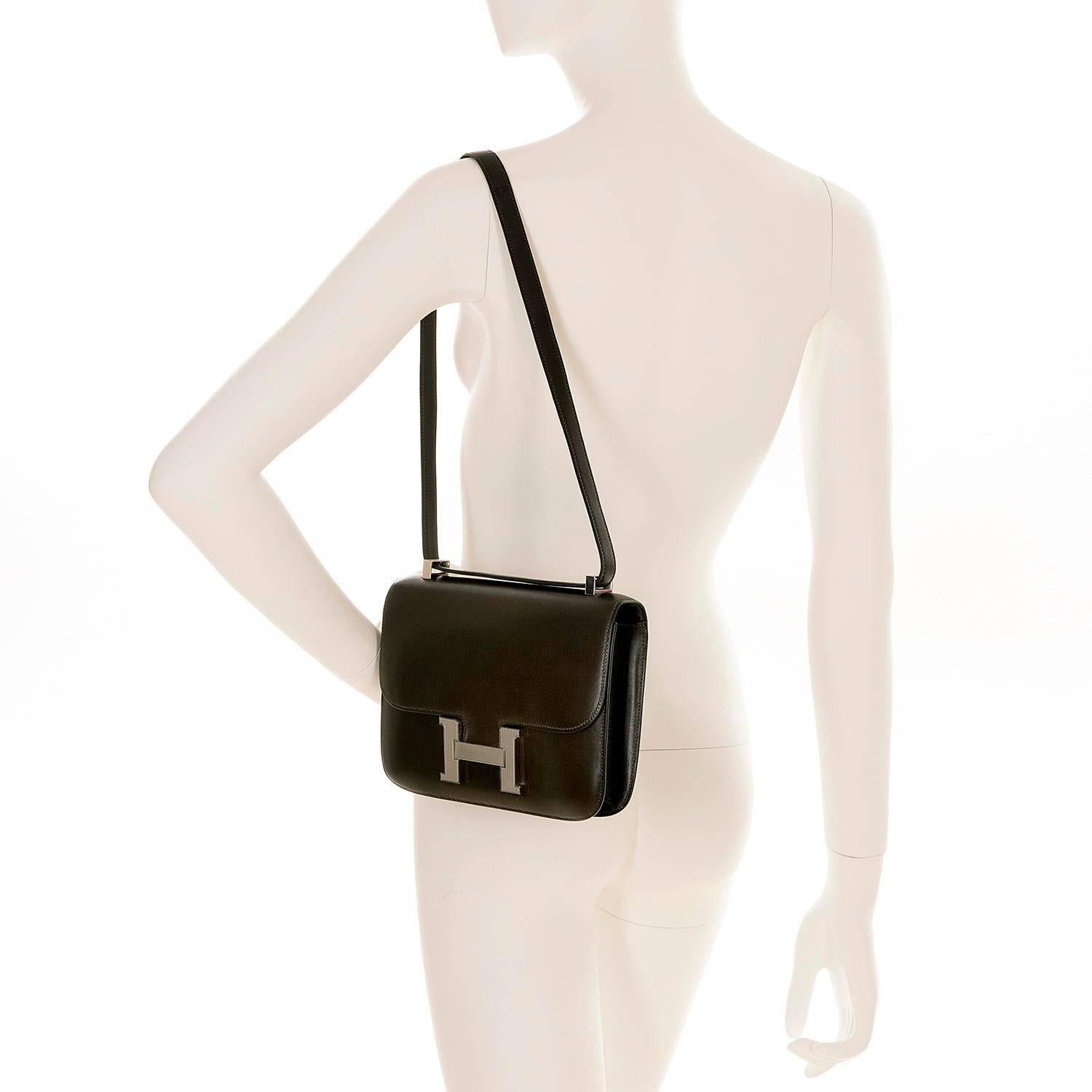  Tres Chic Limited Edition Hermes 23cm Ebene Box Leather Constance Shoulder Bag For Sale 4