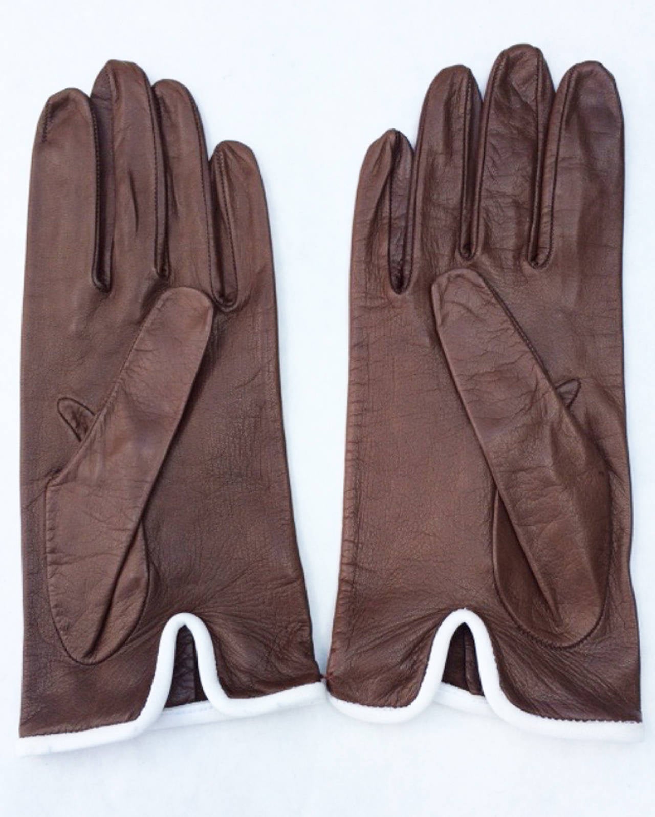 A fine vintage pair Giorgio Armani leather driving gloves. Supple brown dyed calf leather items trimmed in white calf and fully lined. Size 7. Pristine unworn.