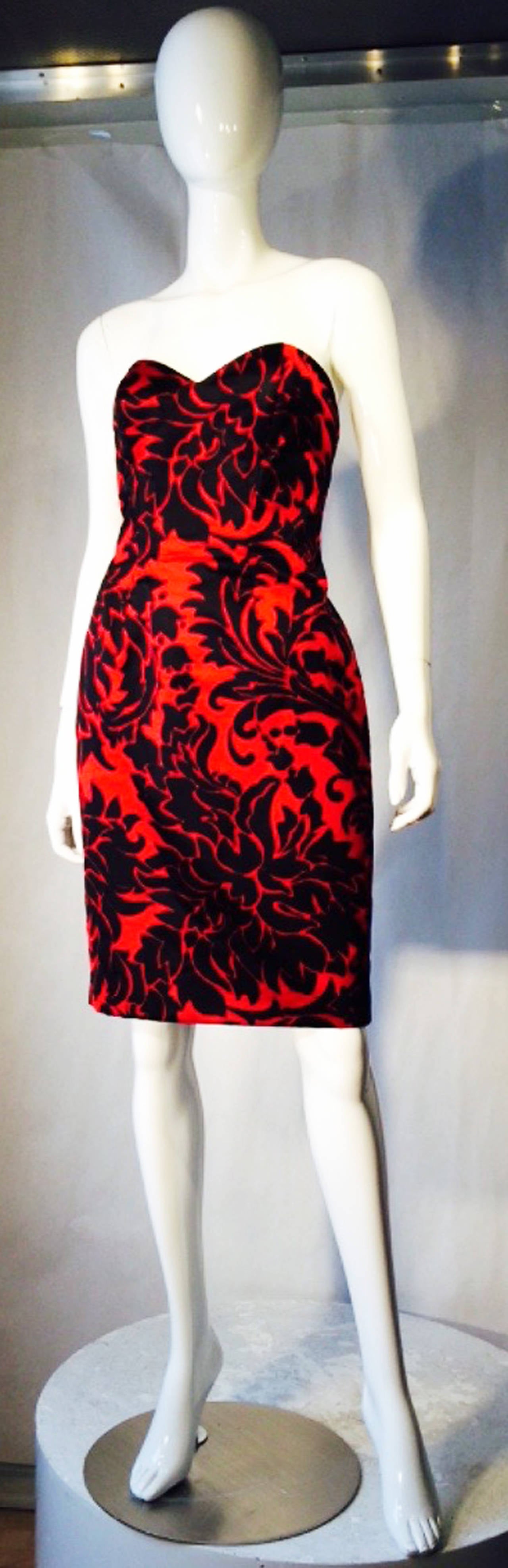 A fine vintage Vicky Tiel Couture cocktail dress. Exquisite red black printed heavy silk twill fabric item fully lined with a boned bodice and zips up back. Pristine appears unworn.