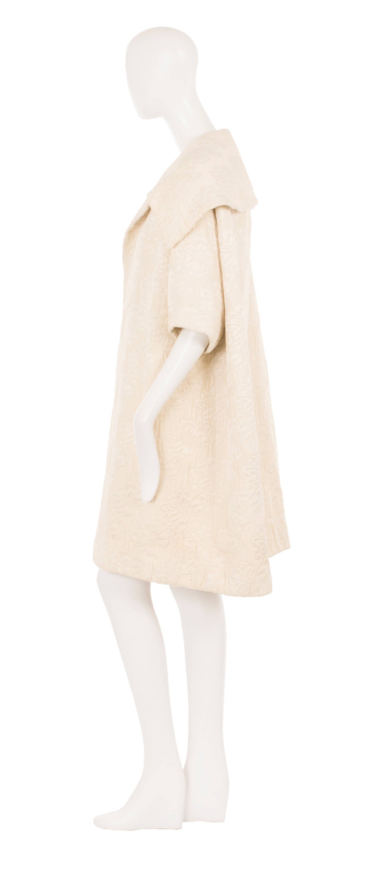 Balenciaga Haute Couture Ivory matelasse Coat, Circa 1958 In Good Condition For Sale In London, GB