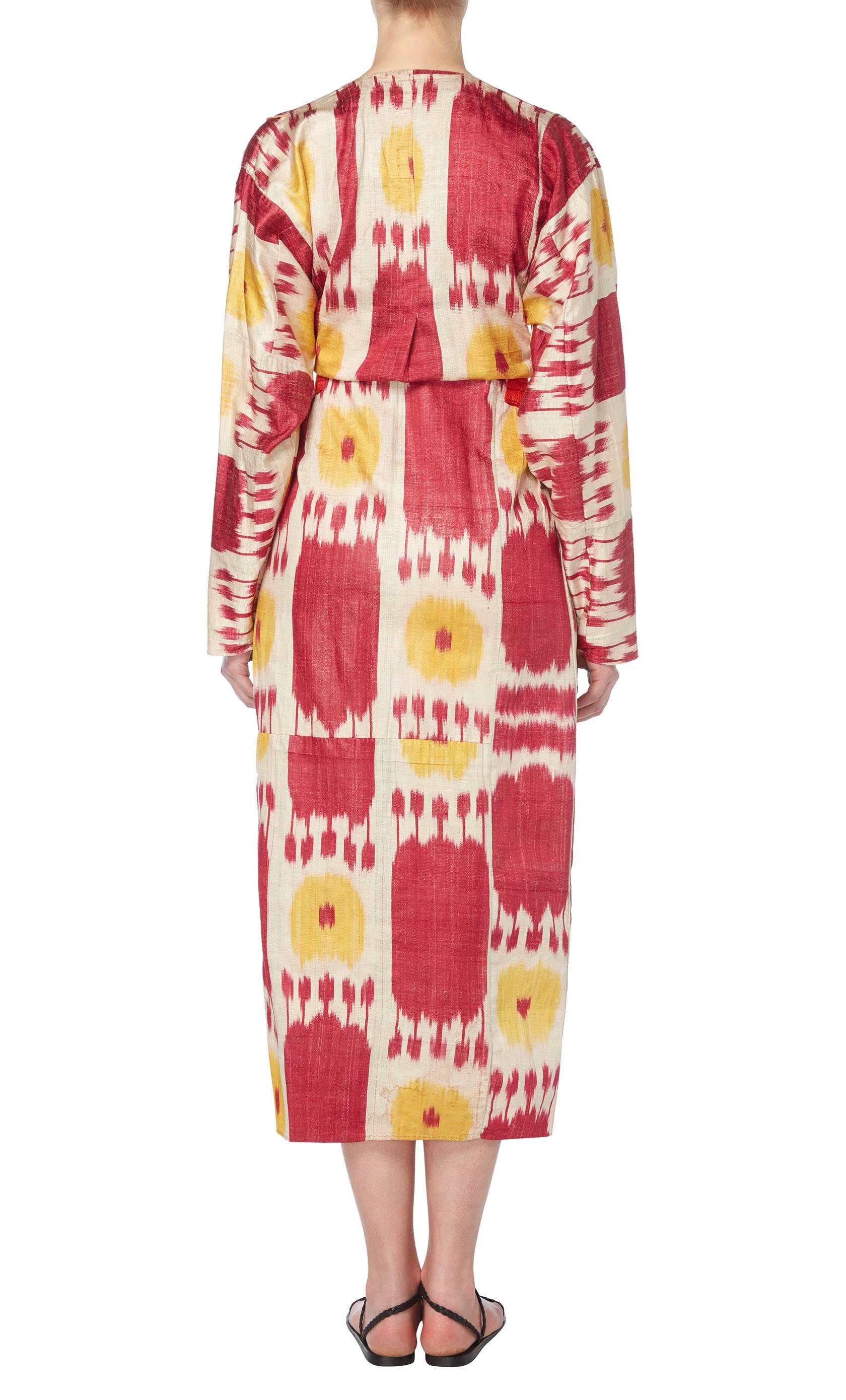 Beige Great Unknown red & yellow Ikat print robe, circa 1900 For Sale