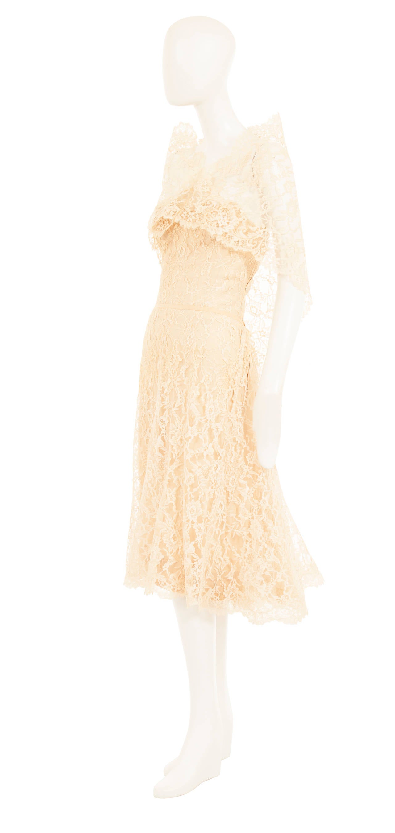 Chanel Haute Couture ivory lace dress, Circa 1955 In Excellent Condition For Sale In London, GB