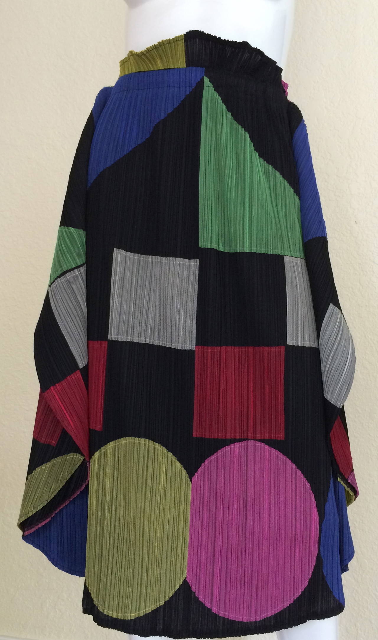 This sculptural, pleated and color block piece is multifunctional. Shown as a skirt or wear it as a poncho/top, and drape to your desired look. When worn as a top can fit a small through large size. Excellent condition.

Size estimate: S